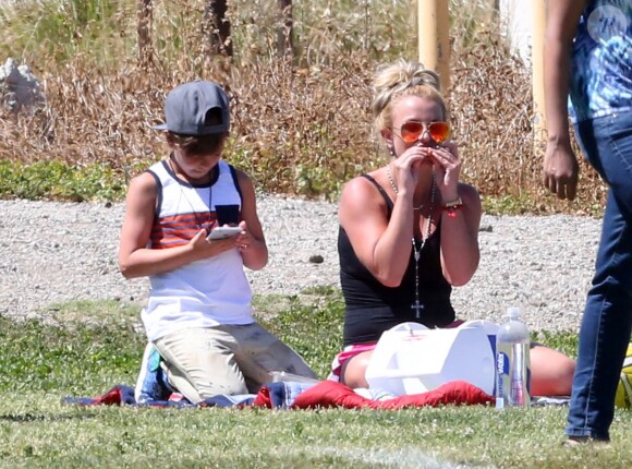 Britney Spears regarde son fils Jayden jouer au football à Woodland Hills en compagnie de son aîné Sean, le 29 mars 2015.