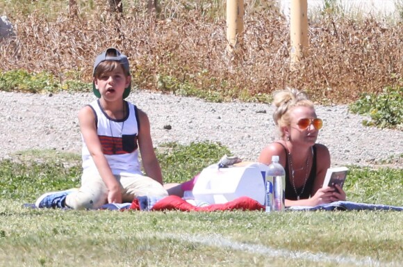 Britney Spears regarde son fils Jayden jouer au football à Woodland Hills en compagnie de son aîné Sean, le 29 mars 2015.