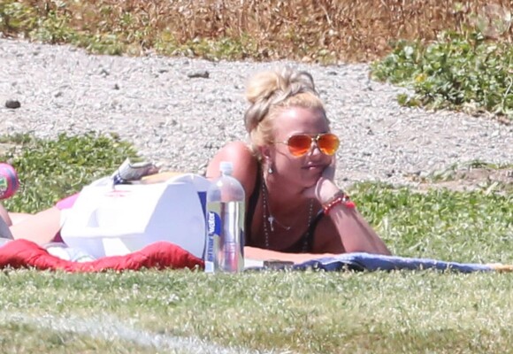 Britney Spears regarde son fils Jayden jouer au football à Woodland Hills en compagnie de son aîné Sean, le 29 mars 2015.