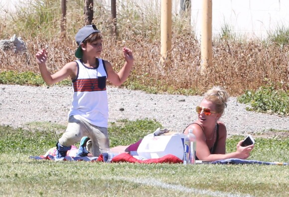 Britney Spears regarde son fils Jayden jouer au football à Woodland Hills en compagnie de son aîné Sean, le 29 mars 2015.