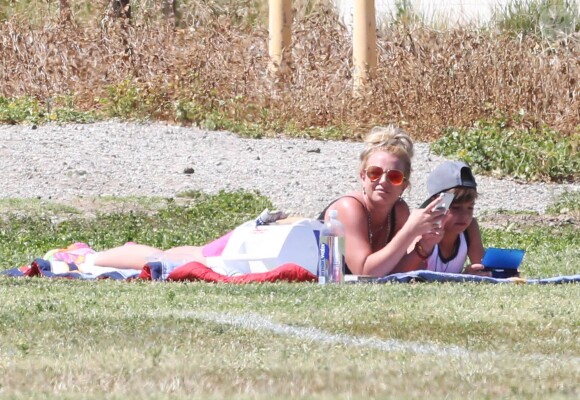 Britney Spears regarde son fils Jayden jouer au football à Woodland Hills en compagnie de son aîné Sean, le 29 mars 2015.