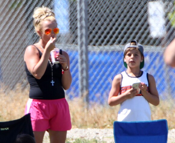 Britney Spears regarde son fils Jayden jouer au football à Woodland Hills en compagnie de son aîné Sean, le 29 mars 2015.