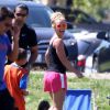 La chanteuse Britney Spears regarde son fils Jayden jouer au football à Woodland Hills en compagnie de son aîné Sean, le 29 mars 2015