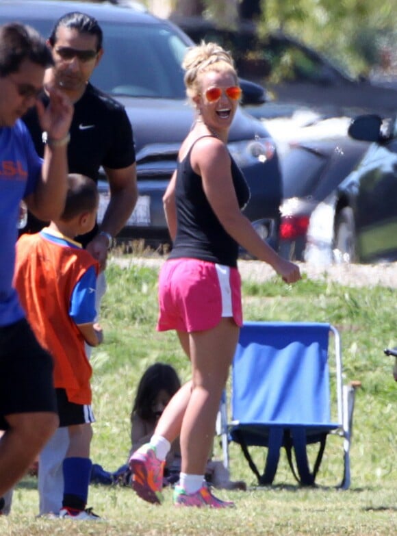 La chanteuse Britney Spears regarde son fils Jayden jouer au football à Woodland Hills en compagnie de son aîné Sean, le 29 mars 2015