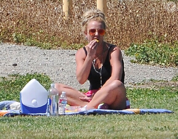 Britney Spears regarde son fils Jayden jouer au football à Woodland Hills en compagnie de son aîné Sean, le 29 mars 2015.