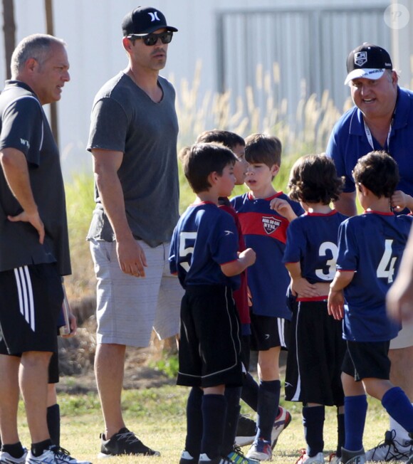 Eddie Cibrian et sa femme LeAnn Rimes sont allés voir Jake, le fils de Eddie, jouer au football à Canoga Park, le 29 mars 2015