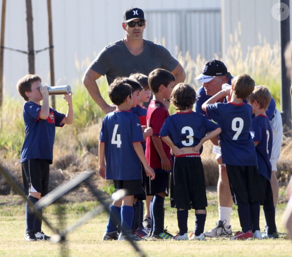 Eddie Cibrian et sa femme LeAnn Rimes sont allés voir Jake, le fils de Eddie, jouer au football à Canoga Park, le 29 mars 2015
