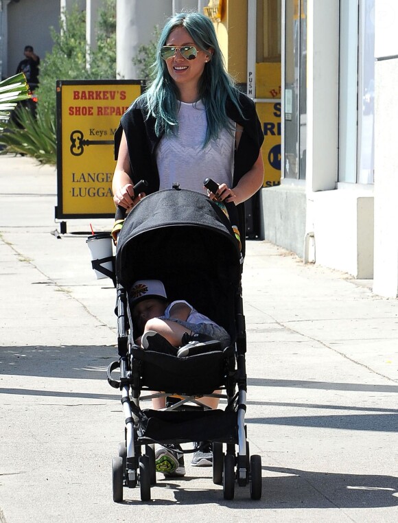 Hilary Duff est allée déjeuner avec son fils Luca et une amie à West Hollywood, le 28 mars 2015 