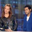 Mélissa Theuriau et Jamel Debbouze sur le plateau du JT de M6. Le couple est apparu plus amoureux que jamais. Le 1er avril 2015.