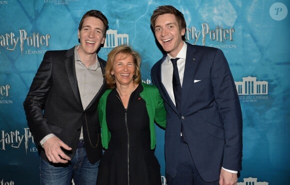 Iris Knobloch (Presidente de Warner France), les jumeaux James et Oliver Phelps - Vernissage de l'exposition "Harry Potter" à la Cité du Cinéma à Saint-Denis, le 2 avril 2015.