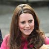 Kate Middleton, habillée d'un manteau Mulberry, dans la banlieue sud de Londres le 27 mars 2015