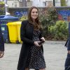 Kate Middleton, duchesse de Cambridge, enceinte et portant une robe Asos lors d'une visite dans un foyer pour enfants à Londres le 18 mars 2015
