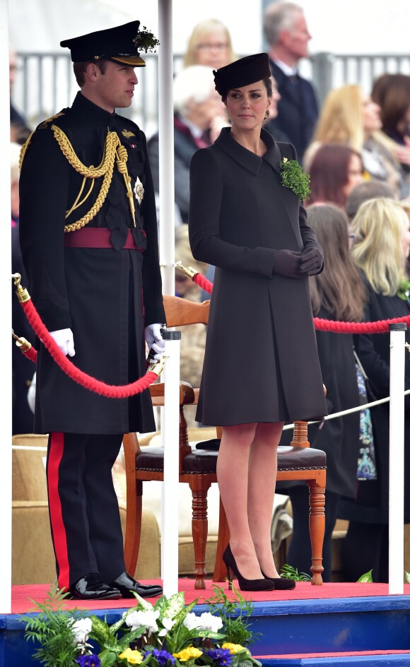Kate Middleton, duchesse de Cambridge, enceinte et vêtue d'un manteau Catherine Walker lors des célébrations de la Saint Patrick chez les Irish Guards, le 17 mars 2015