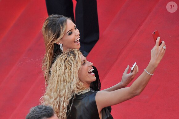 Nabilla, fan de selfie - Montée des marches du film The Homesman lors du 67e Festival du film de Cannes – Cannes le 18 mai 2014.