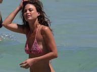 Josie Maran : La sexy maman top joue la sirène à la plage