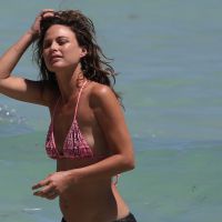 Josie Maran : La sexy maman top joue la sirène à la plage