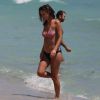 Josie Maran profite de la plage à Miami. Le 4 avril 2015