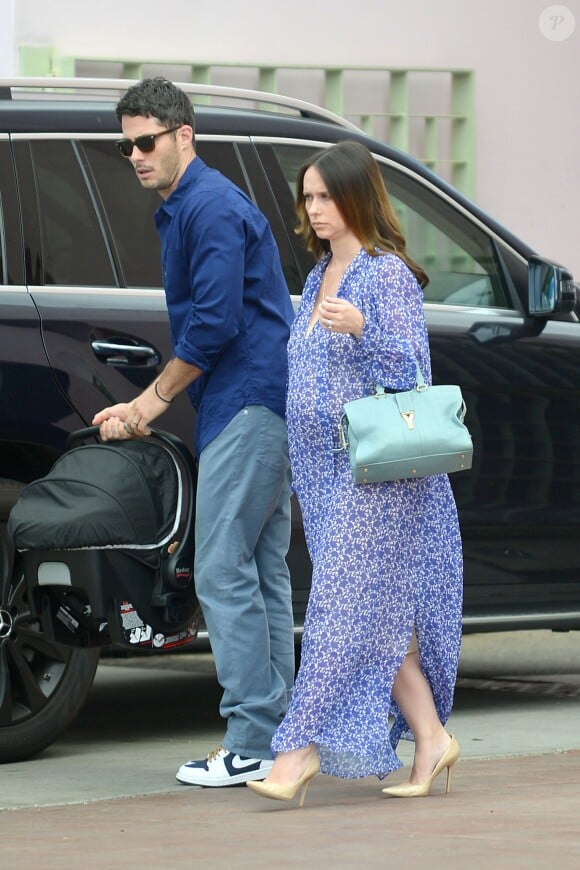 L'actrice Jennifer Love Hewitt, accompagnée de son mari Brian Hallisay et de leur fille Autumn vont au restaurant pour Pâques, à Los Angeles, le 5 avril 2015