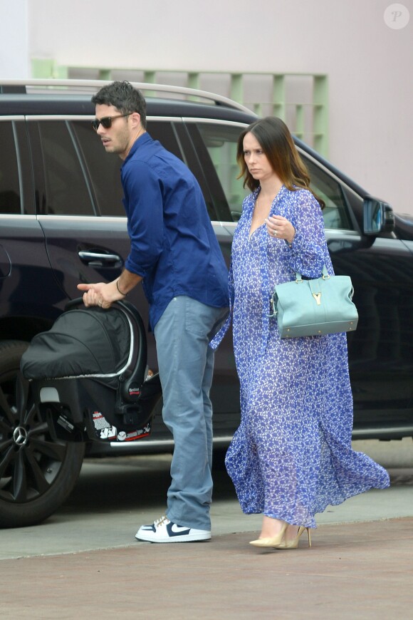 Jennifer Love Hewitt, accompagnée de son mari Brian Hallisay et de leur fille Autumn vont au restaurant pour Pâques, à Los Angeles, le 5 avril 2015