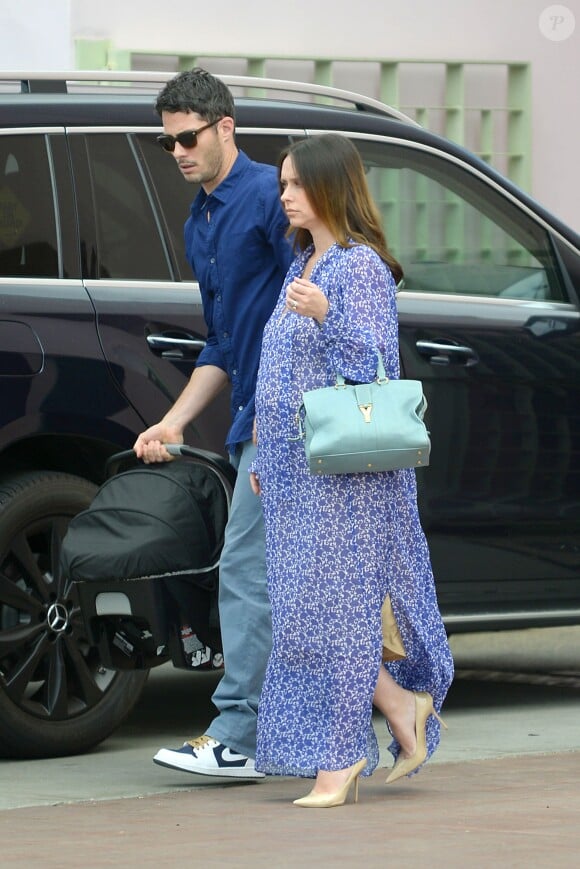 L'actrice Jennifer Love Hewitt, accompagnée de son époux Brian Hallisay et de leur fille Autumn vont au restaurant pour Pâques, à Los Angeles, le 5 avril 2015