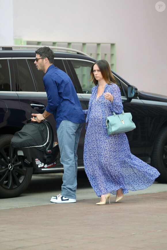 Jennifer Love Hewitt, accompagnée de son mari Brian Hallisay et de leur fille Autumn vont au restaurant pour Pâques, à Los Angeles, le 5 avril 2015