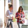 Paris Jackson achète un café chez Starbucks avec une amie de la famille à Los Angeles, le 24 octobre 2014