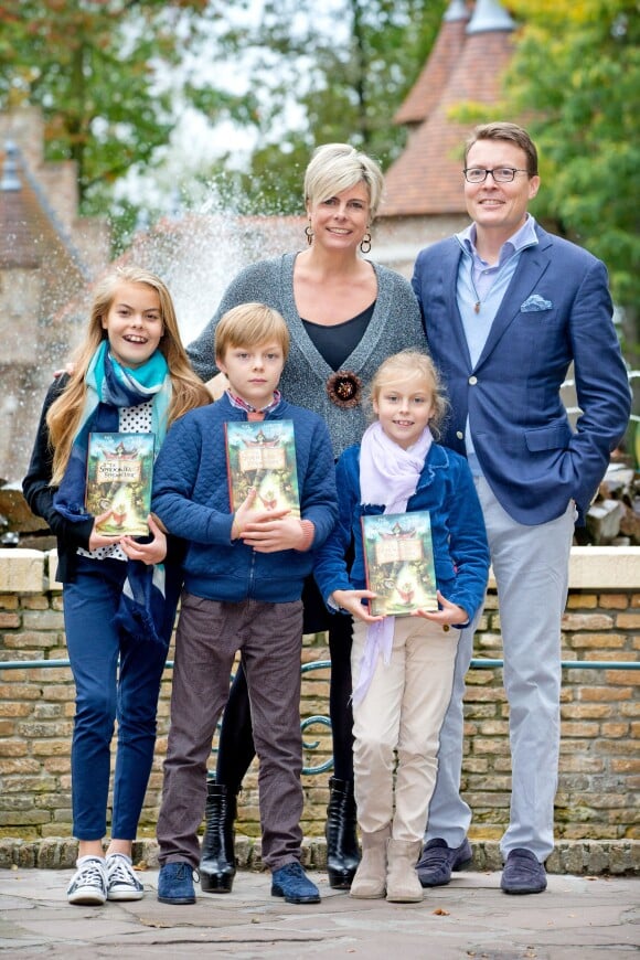 Le prince Constantijn des Pays-Bas et la princesse Laurentien avec leurs enfants Eloise, Claus-Casimir et Leonore le 5 octobre 2014 à Kaatsheuvel, en visite au parc à thème De Efteling.
