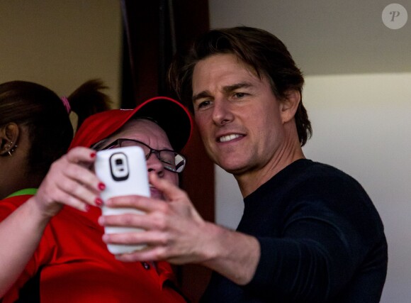 Tom Cruise prend la pose avec des fans lors du NCAA Women's Final Four à l'Amalie Arena de Tampa le 5 avril 2015