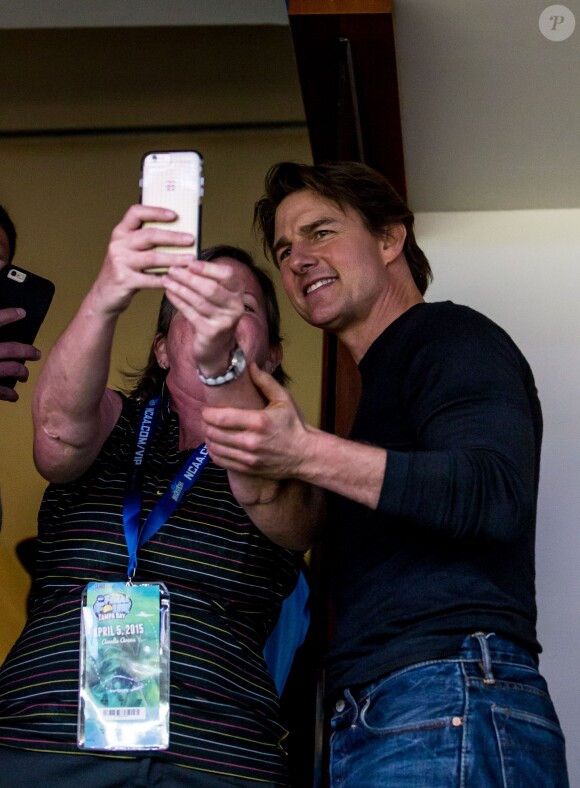 Tom Cruise et ses fans lors du NCAA Women's Final Four à l'Amalie Arena de Tampa le 5 avril 2015