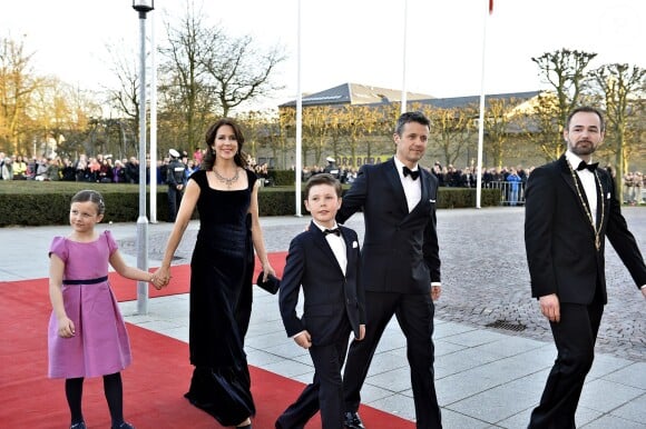 La princesse Mary de Danemark avec son mari le prince Frederik et leurs enfants la princesse Isabella et le prince Christian le 8 avril 2015 à Aarhus au gala pour les 75 ans de la reine Margrethe II.