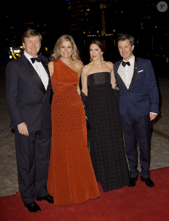 Le roi Willem-Alexander et la reine Maxima des Pays-Bas avec leurs amis la princesse Mary et le prince Frederik de Danemark le 18 mars 2015 à Copenhague, lors d'un gala pour leur visite officielle.