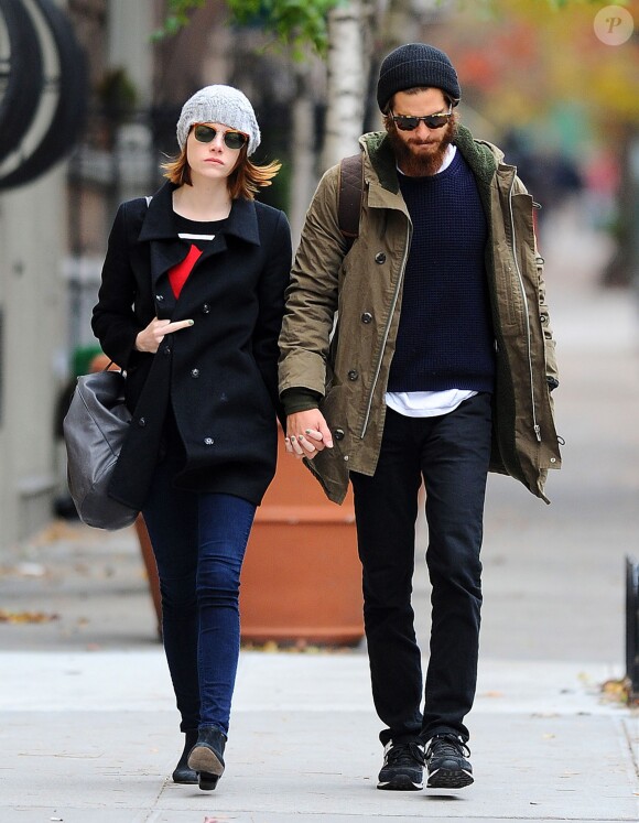 Emma Stone, mécontente de voir les photographes, et son compagnon Andrew Garfield se promènent main dans la main dans les rues de New York, après avoir déjeuné ensemble. Le 25 novembre 2014
