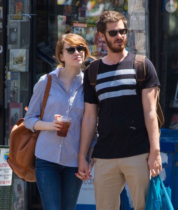 Emma Stone et son petit ami Andrew Garfield font du shopping à New York, le 23 juin 2014.