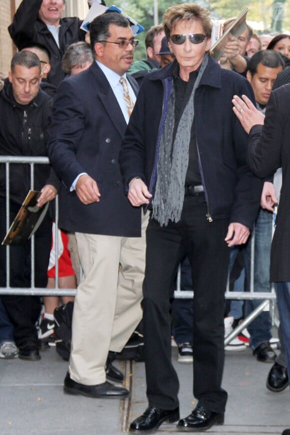 Barry Manilow arrive dans les studios de ABC pour l'émission The View à New York, le 28 octobre 2014 