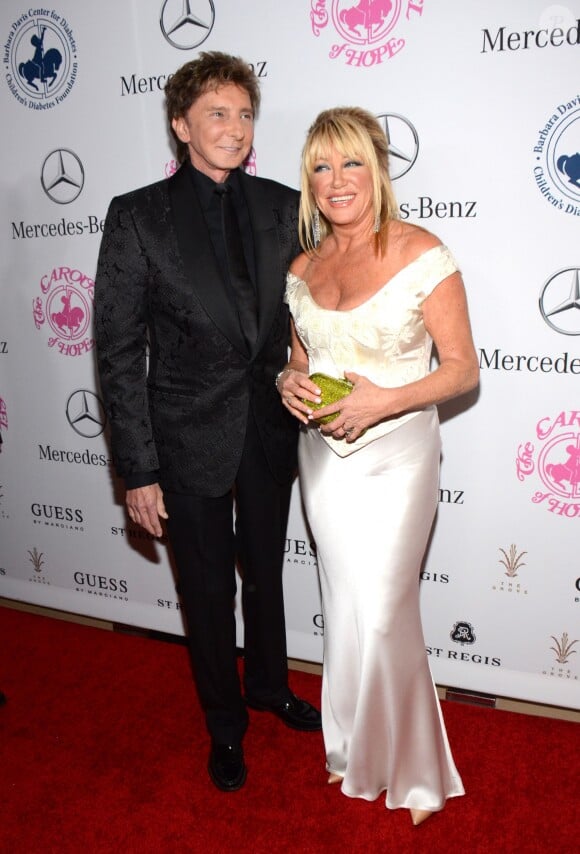 Barry Manilow et Suzanne Somers arrivent pour le 2014 Carousel of Hope Ball présenté par Mercedes Benz à l'hôtel Beverly Hilton le 11 octobre 2014