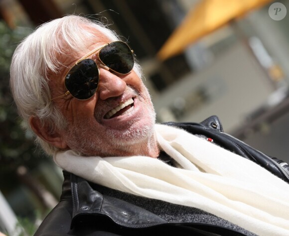 Exclusif - Jean-Paul Belmondo prend un bain de soleil en terrasse du Grand Hôtel à Cannes le 24 février 2015