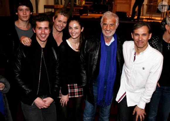 Exclusif - Jean-Paul Belmondo entouré de sa famille, Victor (son petit-fils) et sa mère Luana, Annabelle (sa petite-fille) et son petit-ami, et Paul (son fils) - Paris, le 8 janvier 2014.