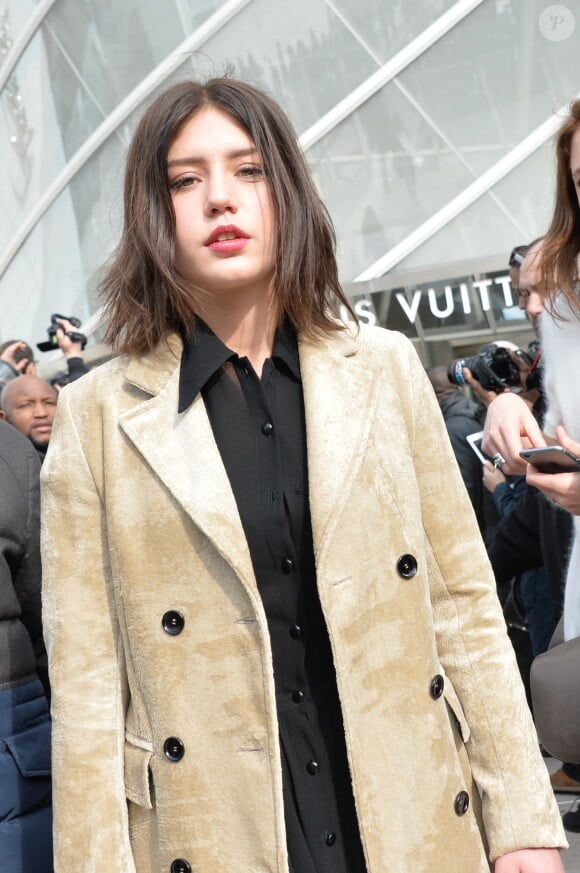 Adèle Exarchopoulos - People à la sortie du défilé de mode Louis Vuitton, collection prêt-à-porter automne-hiver 2015/2016, à Paris le 11 mars 2015 