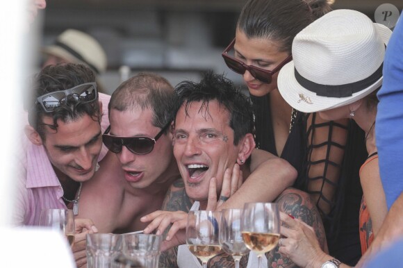 Exclusif - Tommy Lee et sa compagne Sofia Toufa profitent de leurs vacances à Saint-Barthélemy. Le couple a fait la fête au Nikki Beach....alcool et musique au programme. Le 5 avril 2015  Exclusive - For Germany Call for price - Tommy Lee on vacation in St Bath with his girl friend Sofia Toufa. After a day sailing, they went to party to Nikki beach...a lot of drinks , dance , music. At the end everybody drunk kissing around05/04/2015 - 