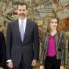 Le roi Felipe VI et la reine Letizia d'Espagne ont reçu en audience le Comité de rationalisation des horaires espagnols le 9 janvier 2015 au palais de la Zarzuela, à Madrid