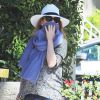 Exclusif - Isla Fisher (enceinte) se cache le visage en sortznt du café "Earth Cafe" à West Hollywood, où elle a déjeuné avec une amie le 12 mars 2015