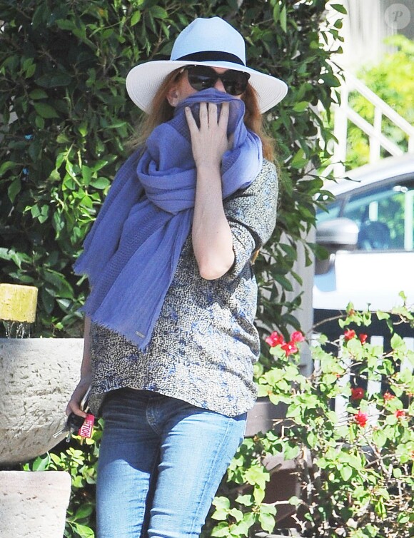 Exclusif - Isla Fisher (enceinte) se cache le visage en sortznt du café "Earth Cafe" à West Hollywood, où elle a déjeuné avec une amie le 12 mars 2015