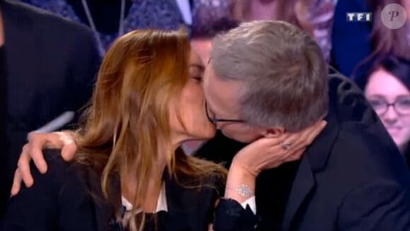 Vanessa Demouy et Laurent Ruquier s'embrassent dans Les Enfants de la télé sur TF1, le vendredi 10 avril 2015.