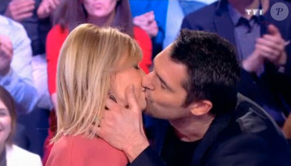 Arnaud Ducret et Chantal Ladesou s'embrassent dans Les Enfants de la télé sur TF1, le vendredi 10 avril 2015.