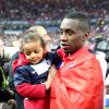 Blaise Matuidi et ses enfants, lors la finale de la Coupe de la Ligue (PSG face à Bastia) au Stade de France à Saint-Denis le 11 avril 2015.