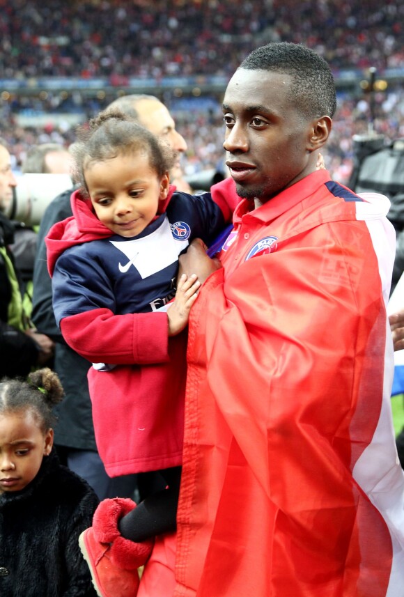 Blaise Matuidi et ses enfants, lors la finale de la Coupe de la Ligue (PSG face à Bastia) au Stade de France à Saint-Denis le 11 avril 2015.