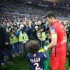 Thiago Silva et ses enfants , lors la finale de la Coupe de la Ligue (PSG face à Bastia) au Stade de France à Saint-Denis le 11 avril 2015.