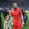 Yohan Cabaye et sa fille, lors la finale de la Coupe de la Ligue (PSG face à Bastia) au Stade de France à Saint-Denis le 11 avril 2015.