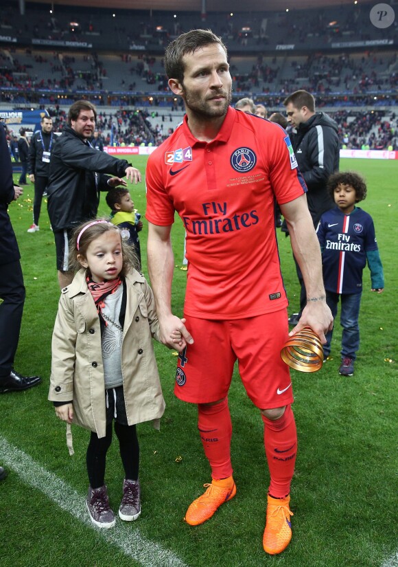 Yohan Cabaye et sa fille, lors la finale de la Coupe de la Ligue (PSG face à Bastia) au Stade de France à Saint-Denis le 11 avril 2015.