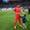 Thiago Silva et ses enfants, lors la finale de la Coupe de la Ligue (PSG face à Bastia) au Stade de France à Saint-Denis le 11 avril 2015.